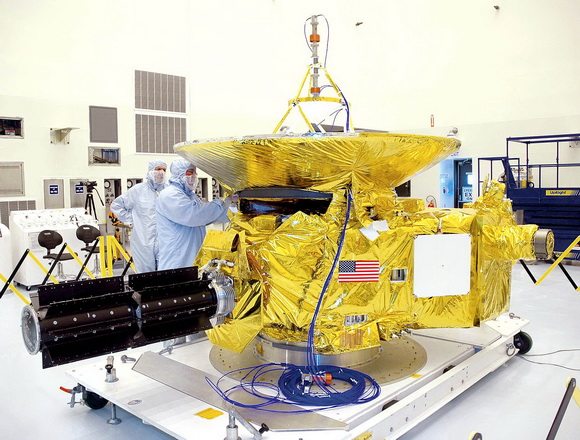 La sonda New Horizons in fase di realizzazione.