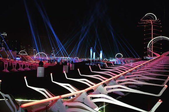 Una visuale in notturna del tracciato riservato alle gare di droni a Dubai.