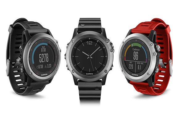 Diverse versioni del Garmin Fenix 3: Grey, Sapphire e Silver (da sinistra a destra).