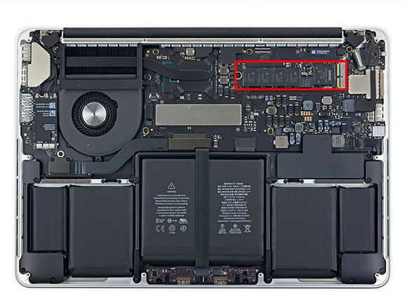 L'intero di un MacBook Pro (da iFixit) di recente produzione e il disco Ssd (evidenziato in rosso).