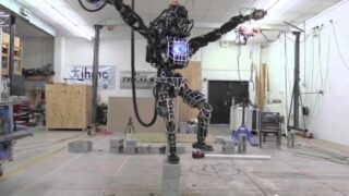 boston-dynamic-robot-atlas-resta-in-equilibrio