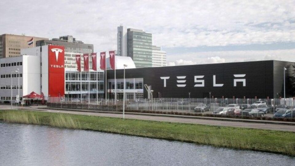 Tesla nuovo aggiornamento per il software dell'Autopilot PC Professionale