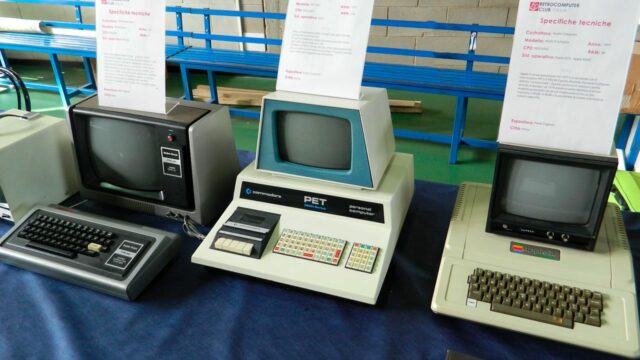 Da sinistra a destra: TRS 80, Commodore PET 2001 e Apple II