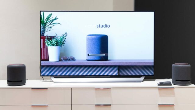 Abbianando una Fire TV Stick 4K a due Echo Studio configurati in un gruppo stereo potete trasformare il soggiorno di casa in una piccola sala cinematografica.