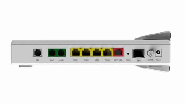 Il lato posteriore del router Wi-Fi D-Link DVA-5593. Potete collegare due apparecchi telefonici analogici, ma anche tutto l'impianto di casa su doppino. Oltre alle porte di rete Ã¨ presente anche uno slot SFP che permette di introdurre il terminatore ottico direttamente nel modem, che a sua volta si collega al cavo in fibra.