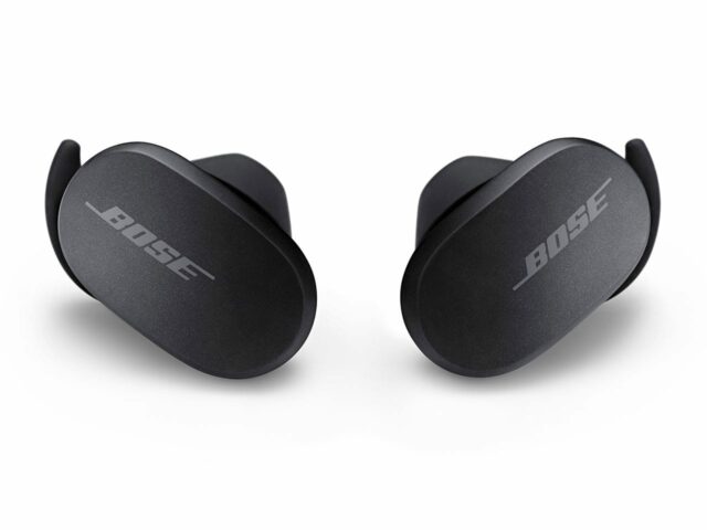 I QuietComfort Earbuds hanno una forma a pillola di grandi dimensioni. Gli auricolari sporgono in modo evidente dallâorecchio ma sono molto comodi una volta indossati. Il sistema di fissaggio Ã¨ cosÃ¬ comodo che potete indossarli per ore senza avvertire fatica allâorecchio.