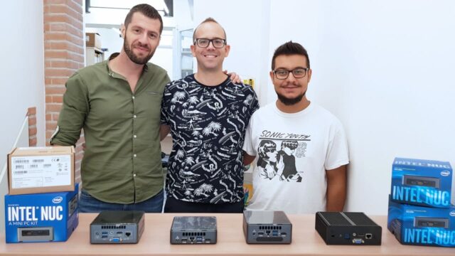  Il Team di MondoNUC con alcuni modelli di Intel NUC standard e, sulla destra, un NUC "speciale".