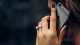 Truffa delle chiamate mute: come difendersi dal furto della voce